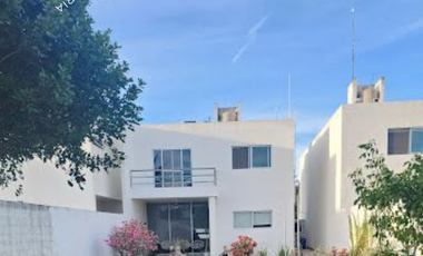 Preciosa casa en venta de 2 pisos y alberca al norte de Mérida
