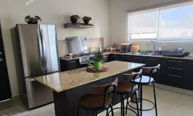 Preciosa casa en venta de 2 pisos y alberca al norte de Mérida
