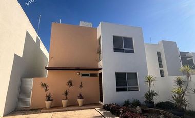 Preciosa casa en venta de 2 pisos y alberca al norte de Mérida