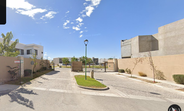 Casa ubicada en colonia Los Viñedos Torreón Coahuila. Con 5 recamaras y 260m2. A solo unos minutos de Soriana Híper los Viñedos.
