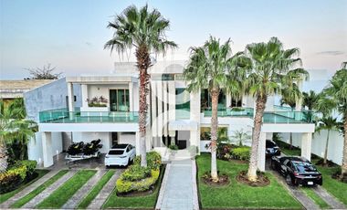 Casa en Venta en Cancún Residencial Lagos Del Sol con Jacuzzi y Paneles Solares