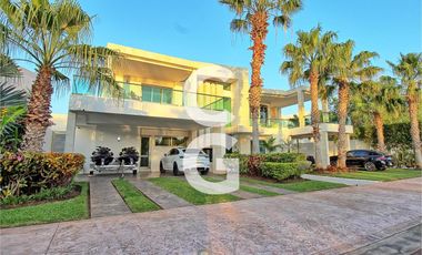 Casa en Venta en Cancún Residencial Lagos Del Sol con Jacuzzi y Paneles Solares