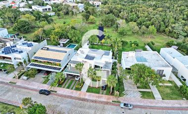 Casa en Venta en Cancún Residencial Lagos Del Sol con Jacuzzi y Paneles Solares