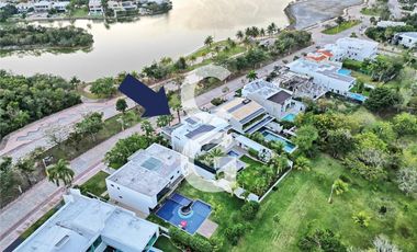 Casa en Venta en Cancún Residencial Lagos Del Sol con Jacuzzi y Paneles Solares