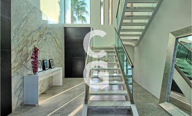 Casa en Venta en Cancún Residencial Lagos Del Sol con Jacuzzi y Paneles Solares