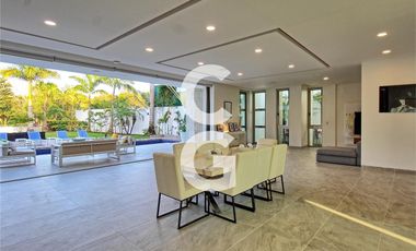 Casa en Venta en Cancún Residencial Lagos Del Sol con Jacuzzi y Paneles Solares