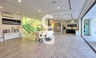 Casa en Venta en Cancún Residencial Lagos Del Sol con Jacuzzi y Paneles Solares