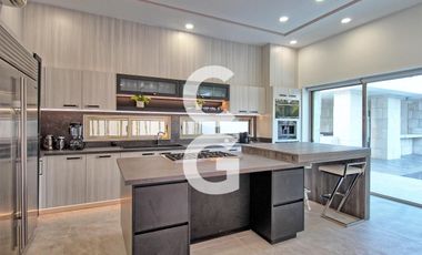 Casa en Venta en Cancún Residencial Lagos Del Sol con Jacuzzi y Paneles Solares