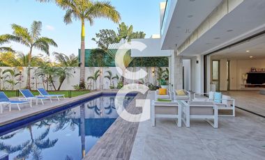 Casa en Venta en Cancún Residencial Lagos Del Sol con Jacuzzi y Paneles Solares