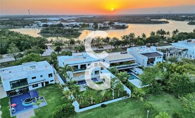 Casa en Venta en Cancún Residencial Lagos Del Sol con Jacuzzi y Paneles Solares