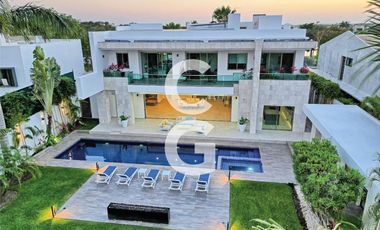 Casa en Venta en Cancún Residencial Lagos Del Sol con Jacuzzi y Paneles Solares