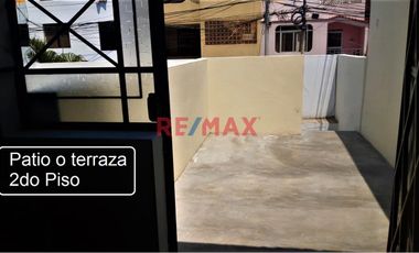 Casa De 2 Pisos 5 Habitaciones + Cuarto De Servicio + Cocherra Con 2 Ingresos Urb. Altamar La Perla Alta