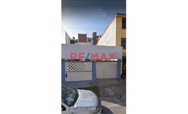 Casa De 2 Pisos 5 Habitaciones + Cuarto De Servicio + Cocherra Con 2 Ingresos Urb. Altamar La Perla Alta