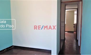 Casa De 2 Pisos 5 Habitaciones + Cuarto De Servicio + Cocherra Con 2 Ingresos Urb. Altamar La Perla Alta