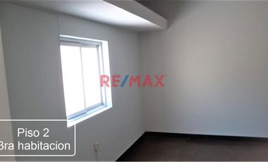 Casa De 2 Pisos 5 Habitaciones + Cuarto De Servicio + Cocherra Con 2 Ingresos Urb. Altamar La Perla Alta