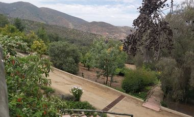 HERMOSA PARCELA VERDE Y COLORIDA CON POZO Y CONSTRUCCIONES