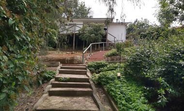 HERMOSA PARCELA VERDE Y COLORIDA CON POZO Y CONSTRUCCIONES