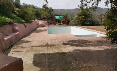 HERMOSA PARCELA VERDE Y COLORIDA CON POZO Y CONSTRUCCIONES