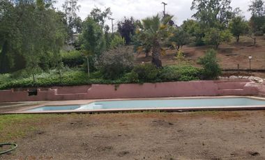 HERMOSA PARCELA VERDE Y COLORIDA CON POZO Y CONSTRUCCIONES