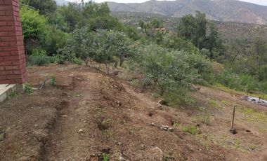 HERMOSA PARCELA VERDE Y COLORIDA CON POZO Y CONSTRUCCIONES