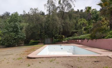 HERMOSA PARCELA VERDE Y COLORIDA CON POZO Y CONSTRUCCIONES