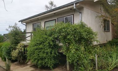 HERMOSA PARCELA VERDE Y COLORIDA CON POZO Y CONSTRUCCIONES