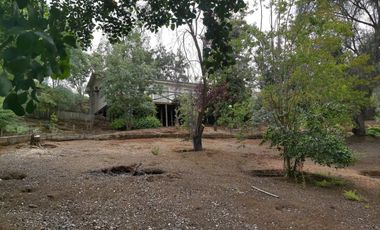 HERMOSA PARCELA VERDE Y COLORIDA CON POZO Y CONSTRUCCIONES