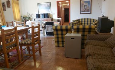 HERMOSA PARCELA VERDE Y COLORIDA CON POZO Y CONSTRUCCIONES