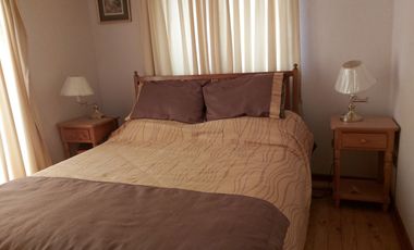 HERMOSA PARCELA VERDE Y COLORIDA CON POZO Y CONSTRUCCIONES