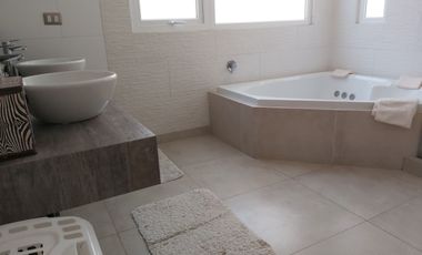 HERMOSA PARCELA CON CASA EN CONDOMINIO CONSOLIDADO