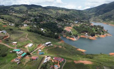 ref 981a vendo lotes vía al Darién lago calima