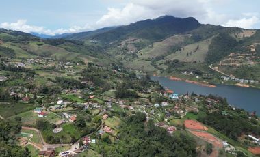 ref 981a vendo lotes vía al Darién lago calima