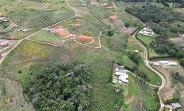 ref 981a vendo lotes vía al Darién lago calima