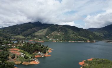 ref 981a vendo lotes vía al Darién lago calima