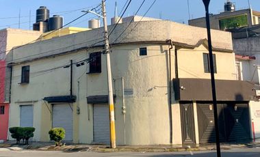 VENDO CASA CON LOCALES COMERCIALES UBICADA EN ESQUINA