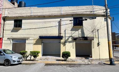 VENDO CASA CON LOCALES COMERCIALES UBICADA EN ESQUINA