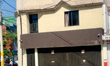 VENDO CASA CON LOCALES COMERCIALES UBICADA EN ESQUINA