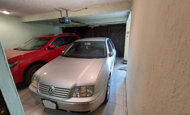 VENDO CASA CON LOCALES COMERCIALES UBICADA EN ESQUINA