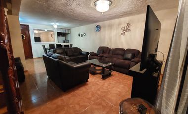 VENDO CASA CON LOCALES COMERCIALES UBICADA EN ESQUINA
