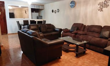 VENDO CASA CON LOCALES COMERCIALES UBICADA EN ESQUINA