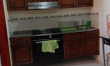 VENDO CASA CON LOCALES COMERCIALES UBICADA EN ESQUINA