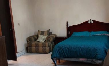 VENDO CASA CON LOCALES COMERCIALES UBICADA EN ESQUINA