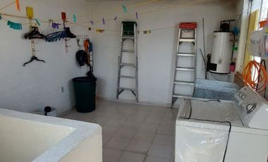 VENDO CASA CON LOCALES COMERCIALES UBICADA EN ESQUINA