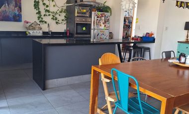 Residencia en venta con amplio jardin en Haras del Bosque 500 m2