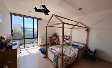 Residencia en venta con amplio jardin en Haras del Bosque 500 m2