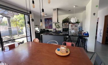 Residencia en venta con amplio jardin en Haras del Bosque 500 m2