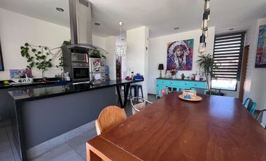 Residencia en venta con amplio jardin en Haras del Bosque 500 m2