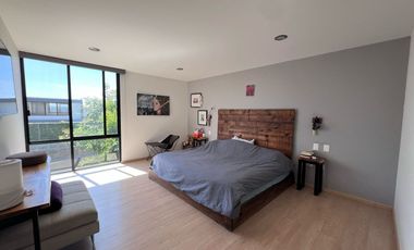 Residencia en venta con amplio jardin en Haras del Bosque 500 m2