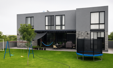 Residencia en venta con amplio jardin en Haras del Bosque 500 m2