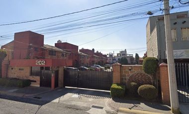 PRECIOSA Y AMPLIA CASA, EXCELENTE UBICACIÓN CERCA DEL CENTRO DE TOLUCA Y DEL AEROPUERTO INTERNACIONAL -NO CRÉDITOS-